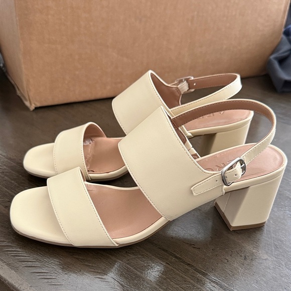 AEROSOLES 8.5 Emmex Cream Block Heel Sandals - Picture 2 of 13